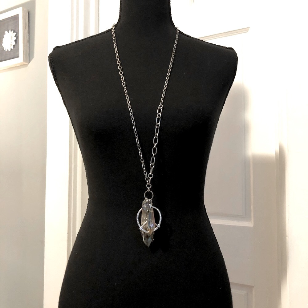 ‼️NWOT Crystal peace sign necklace☮️